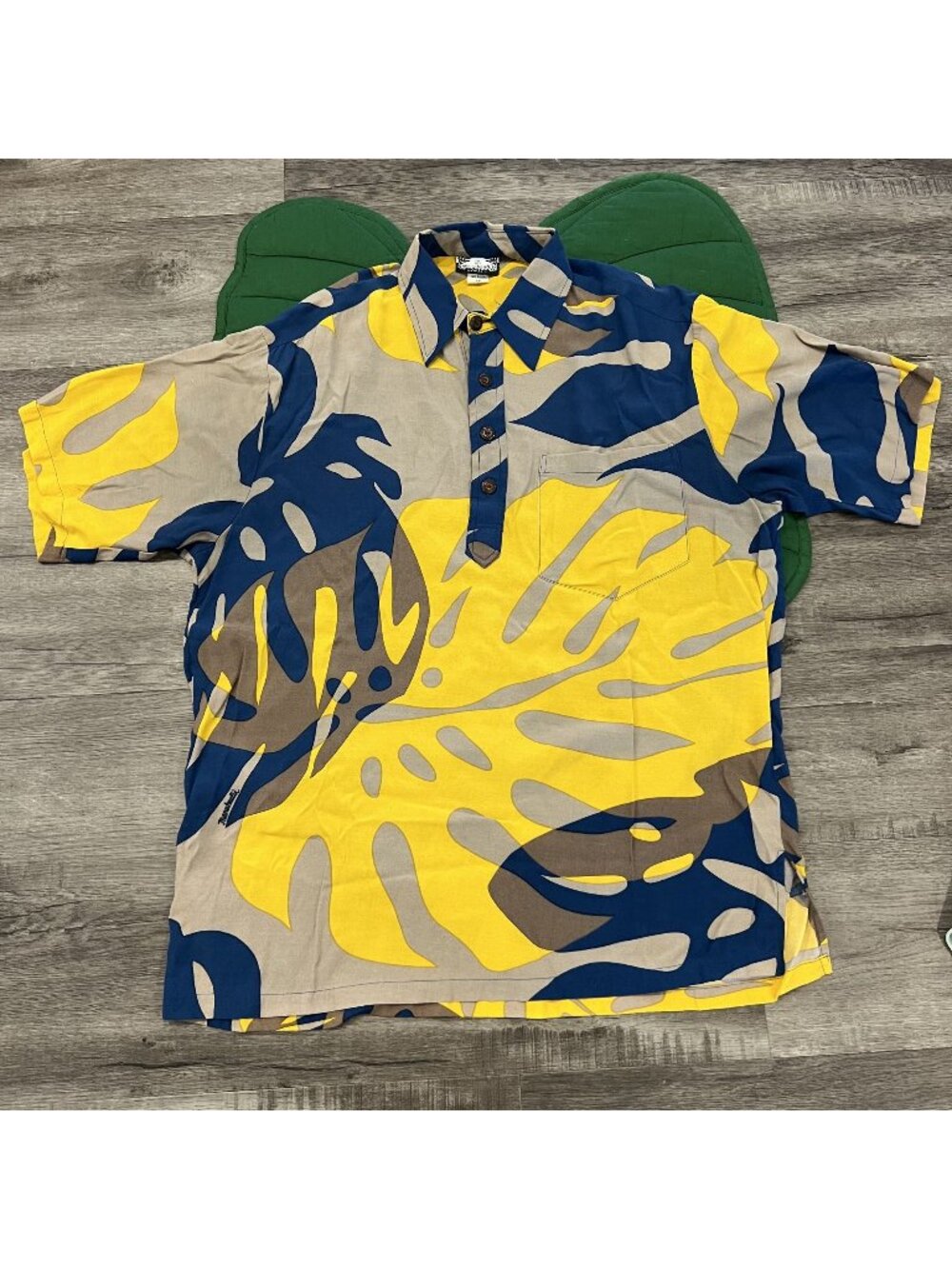 Manuhealii Hawaii Mens Medium Monstera Short Sleeve Pullover Aloha Shirt